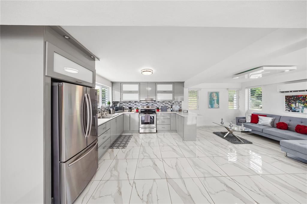 En Venta: $995,000 (4 camas, 3 baños, 2600 Pies cuadrados)