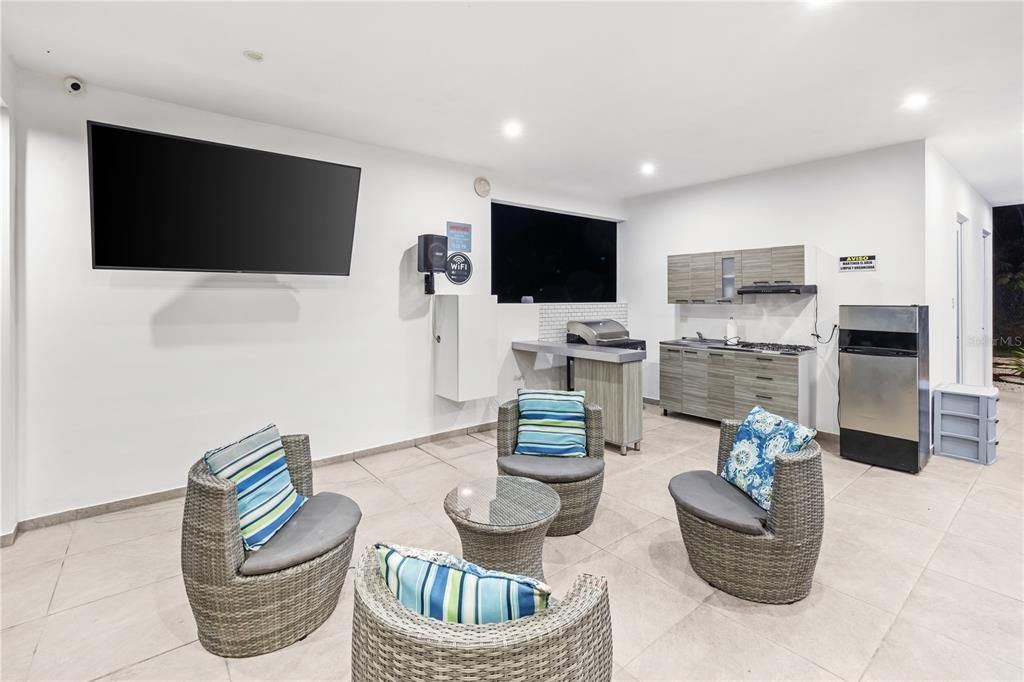 En Venta: $995,000 (4 camas, 3 baños, 2600 Pies cuadrados)