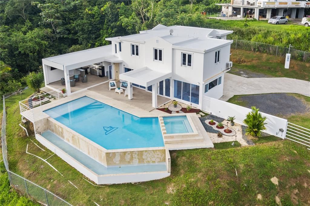 En Venta: $995,000 (4 camas, 3 baños, 2600 Pies cuadrados)