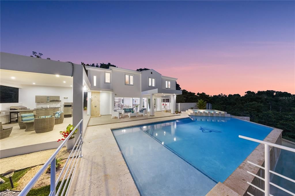 En Venta: $995,000 (4 camas, 3 baños, 2600 Pies cuadrados)