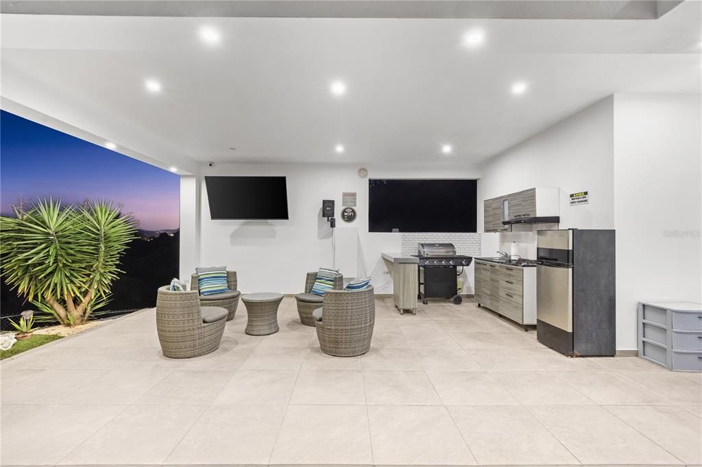 En Venta: $995,000 (4 camas, 3 baños, 2600 Pies cuadrados)