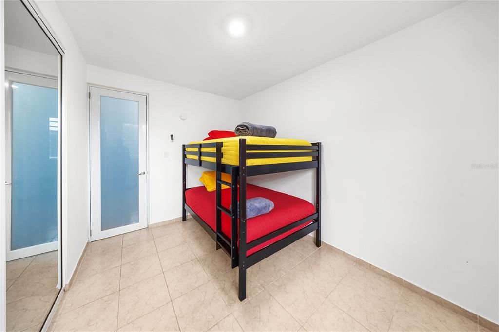 En Venta: $995,000 (4 camas, 3 baños, 2600 Pies cuadrados)