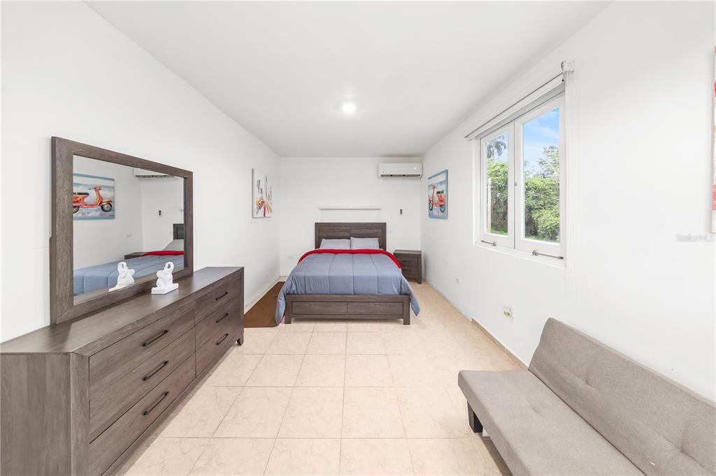 En Venta: $995,000 (4 camas, 3 baños, 2600 Pies cuadrados)