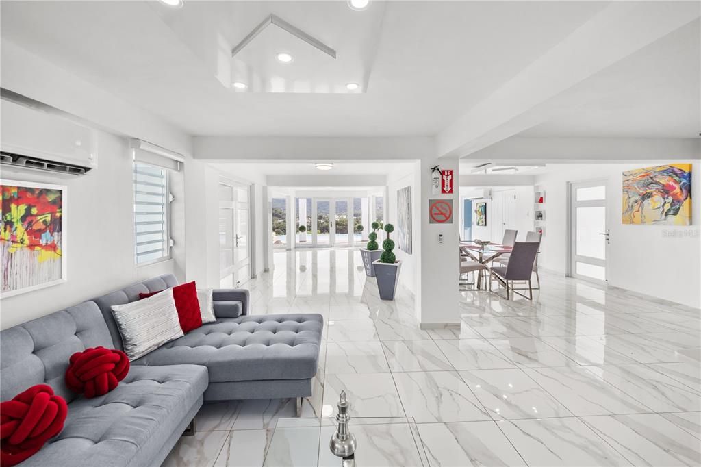 En Venta: $995,000 (4 camas, 3 baños, 2600 Pies cuadrados)