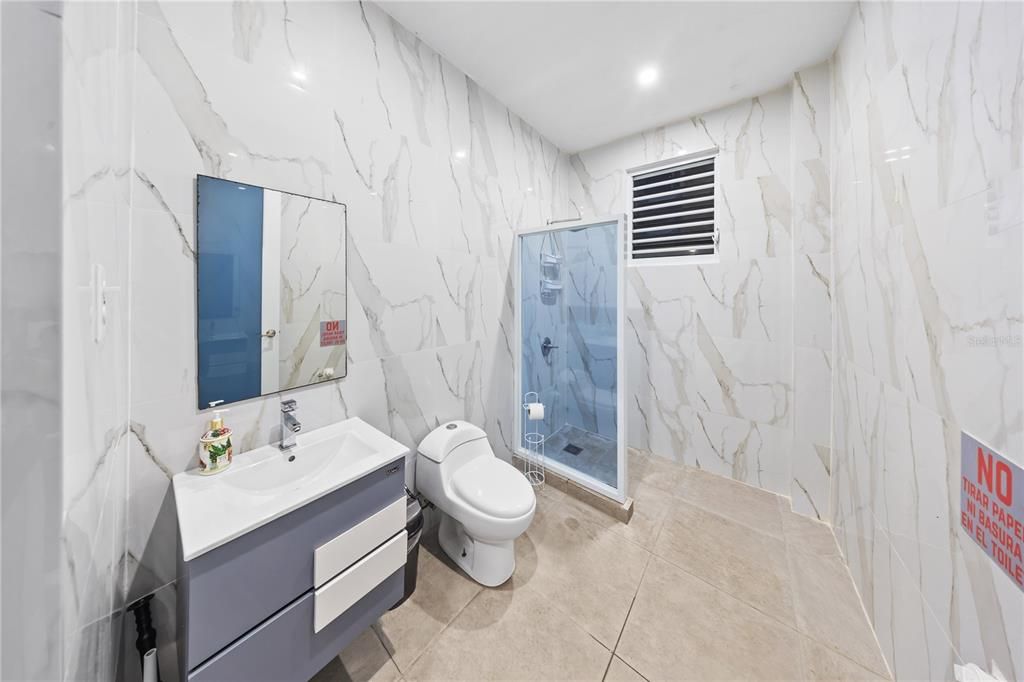 En Venta: $995,000 (4 camas, 3 baños, 2600 Pies cuadrados)