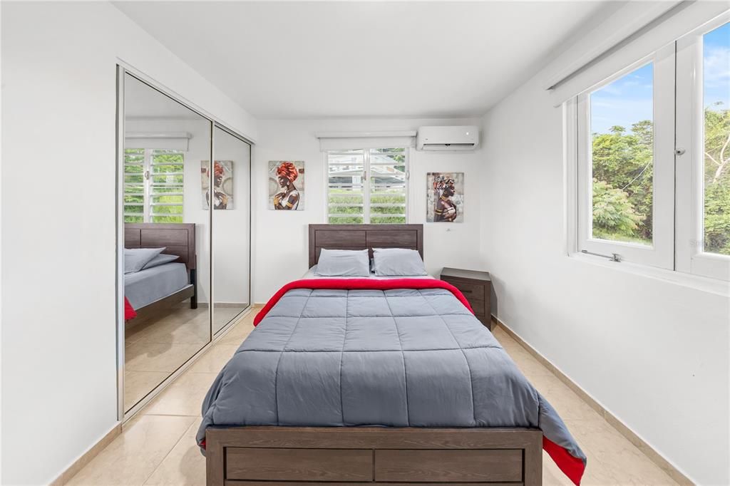 En Venta: $995,000 (4 camas, 3 baños, 2600 Pies cuadrados)