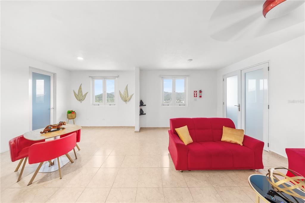 En Venta: $995,000 (4 camas, 3 baños, 2600 Pies cuadrados)