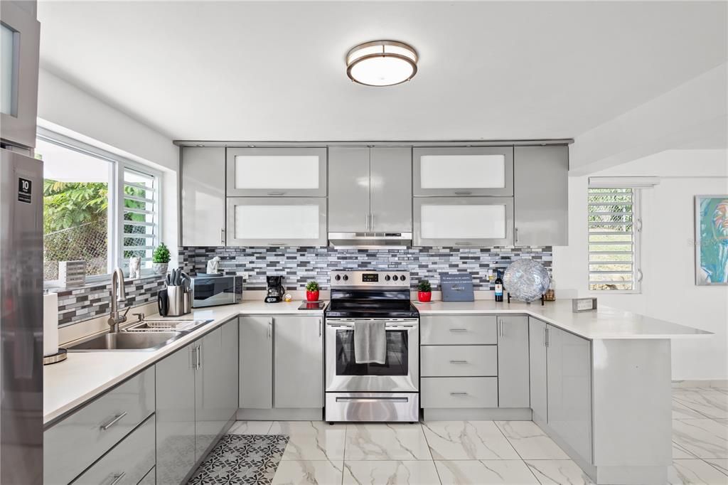 En Venta: $995,000 (4 camas, 3 baños, 2600 Pies cuadrados)