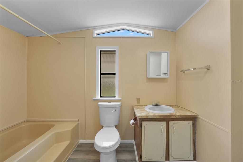 待售: $82,000 (2 贝兹, 2 浴室, 843 平方英尺)