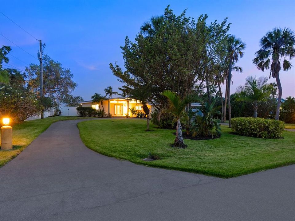 Active With Contract: $1,200,000 (3 beds, 2 baths, 2090 Square Feet)