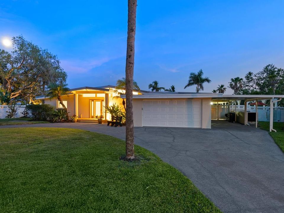 Active With Contract: $1,200,000 (3 beds, 2 baths, 2090 Square Feet)