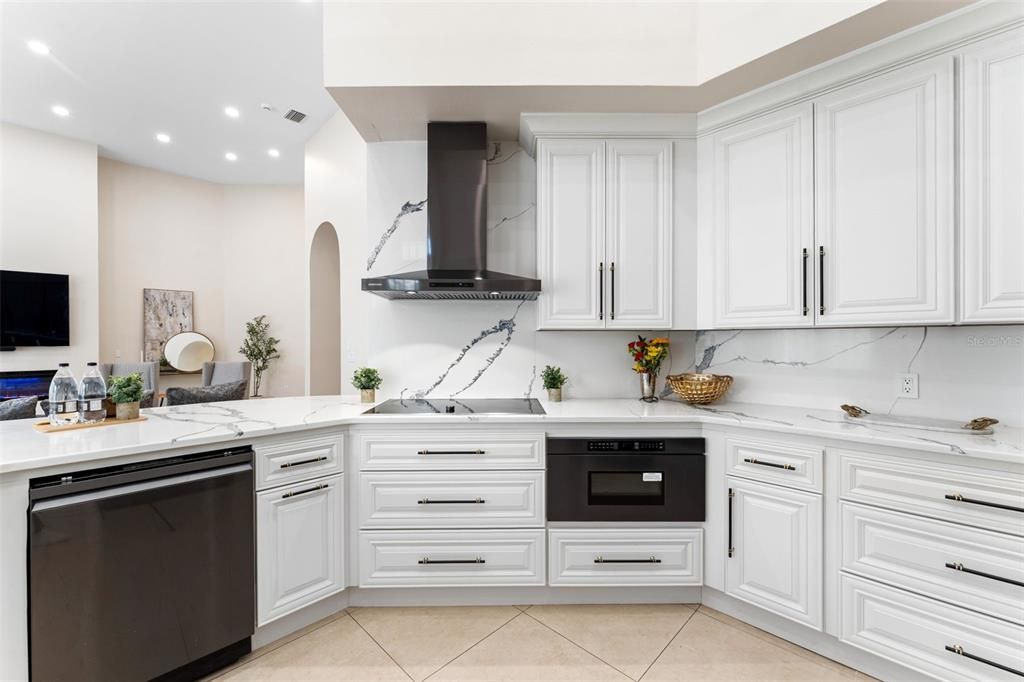 合同活跃: $1,379,000 (4 贝兹, 3 浴室, 3562 平方英尺)