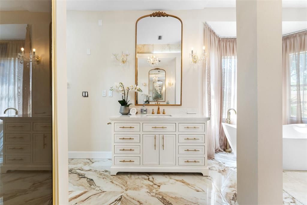 合同活跃: $1,379,000 (4 贝兹, 3 浴室, 3562 平方英尺)