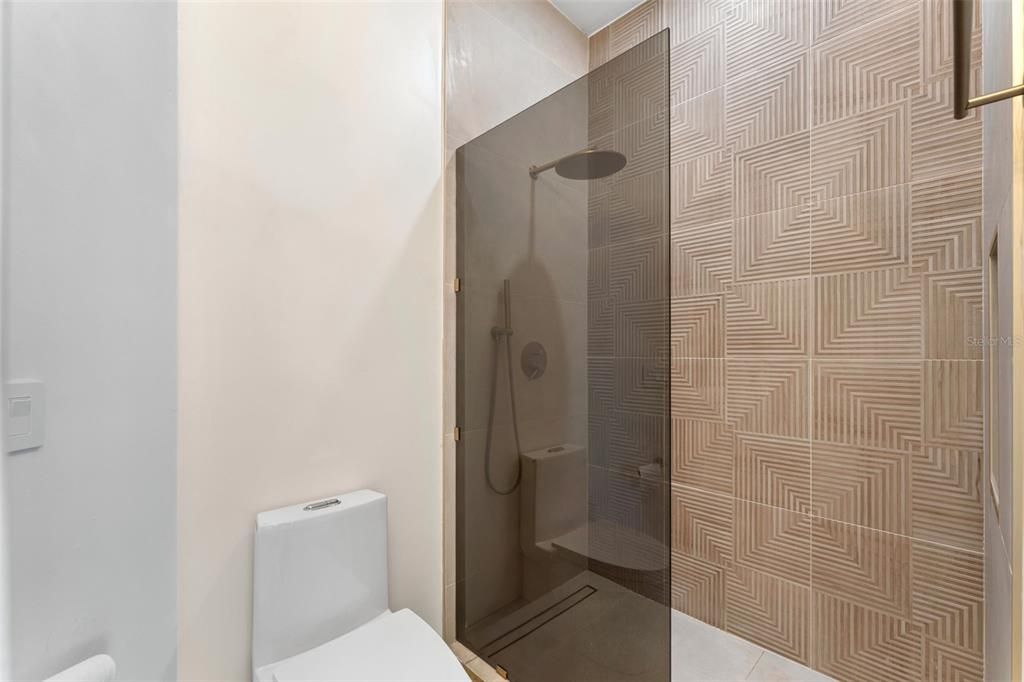 合同活跃: $1,379,000 (4 贝兹, 3 浴室, 3562 平方英尺)