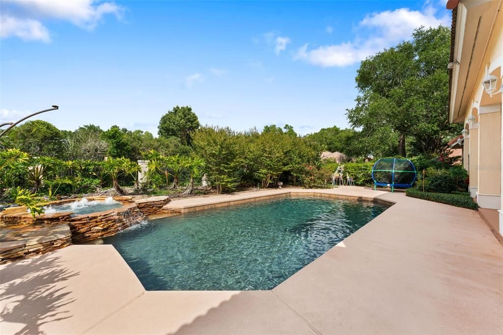 合同活跃: $1,379,000 (4 贝兹, 3 浴室, 3562 平方英尺)