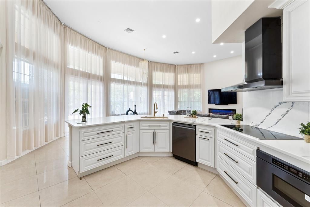 合同活跃: $1,379,000 (4 贝兹, 3 浴室, 3562 平方英尺)