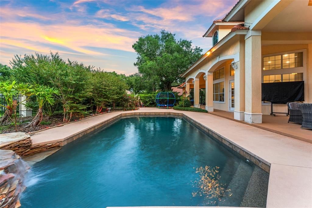 合同活跃: $1,379,000 (4 贝兹, 3 浴室, 3562 平方英尺)