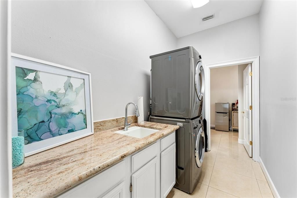 合同活跃: $1,379,000 (4 贝兹, 3 浴室, 3562 平方英尺)