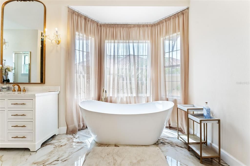 合同活跃: $1,379,000 (4 贝兹, 3 浴室, 3562 平方英尺)