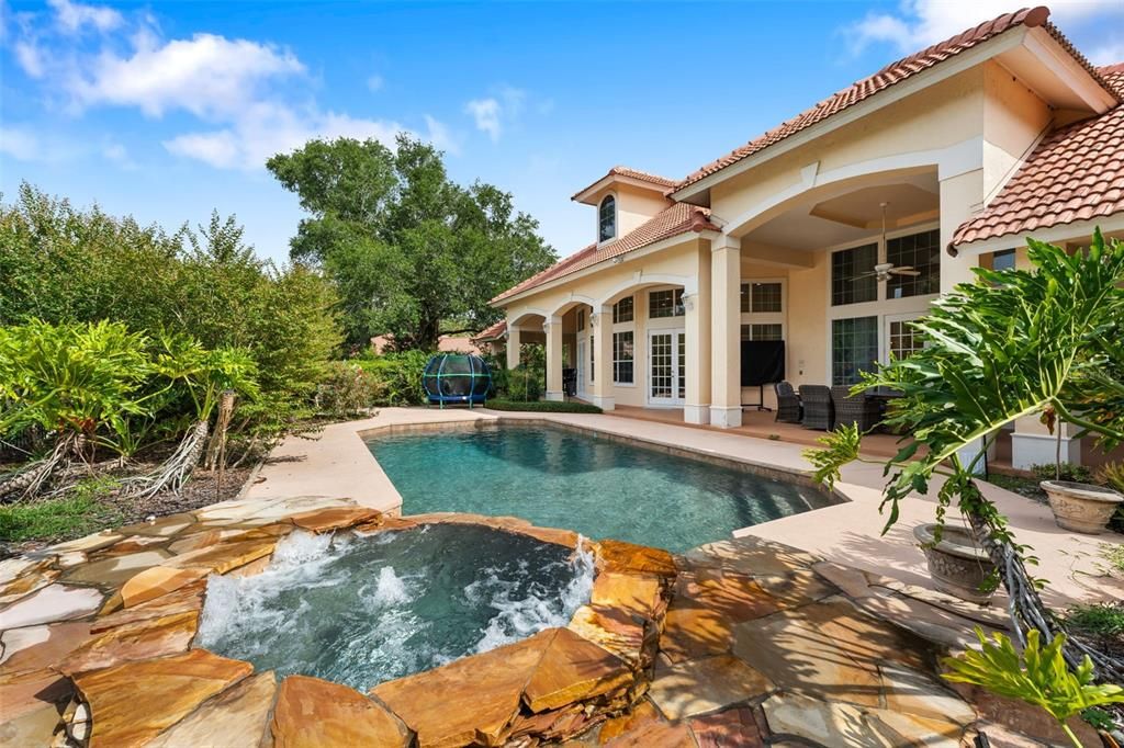 合同活跃: $1,379,000 (4 贝兹, 3 浴室, 3562 平方英尺)