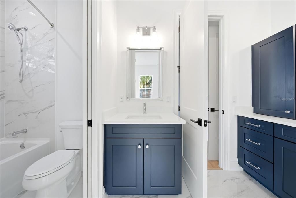 合同活跃: $1,324,900 (4 贝兹, 3 浴室, 3138 平方英尺)