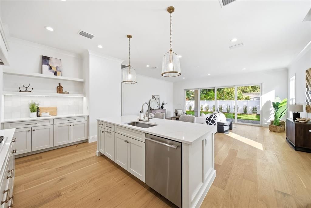 合同活跃: $1,324,900 (4 贝兹, 3 浴室, 3138 平方英尺)