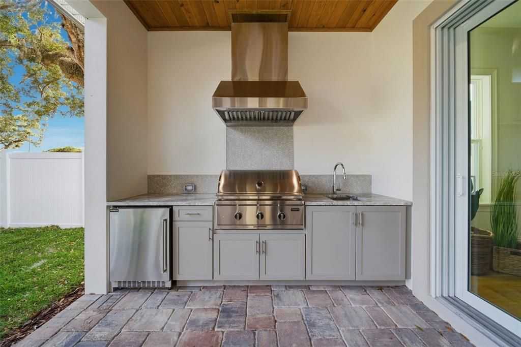 合同活跃: $1,324,900 (4 贝兹, 3 浴室, 3138 平方英尺)