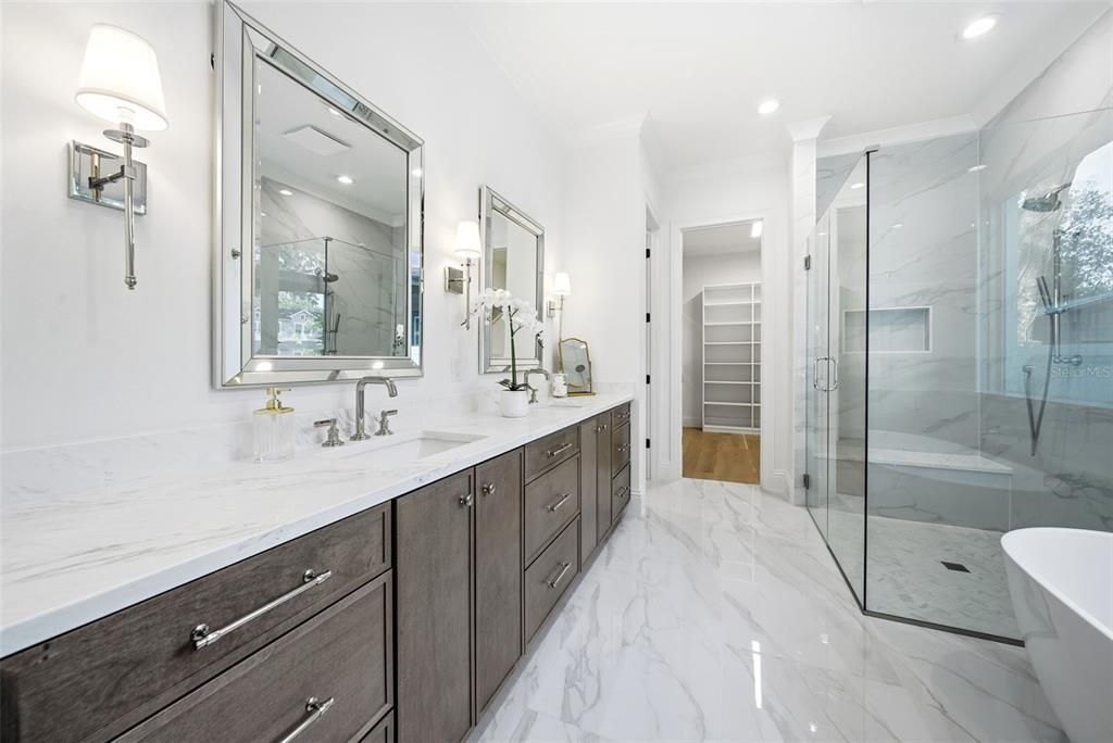 合同活跃: $1,324,900 (4 贝兹, 3 浴室, 3138 平方英尺)