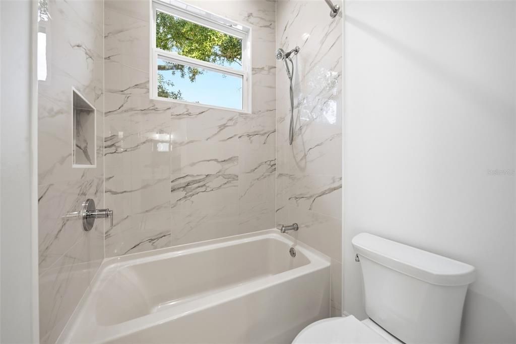 合同活跃: $1,324,900 (4 贝兹, 3 浴室, 3138 平方英尺)