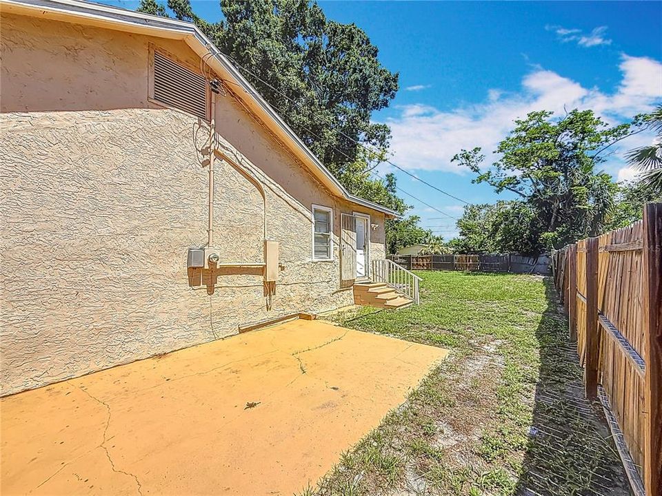 合同活跃: $260,000 (2 贝兹, 1 浴室, 1334 平方英尺)