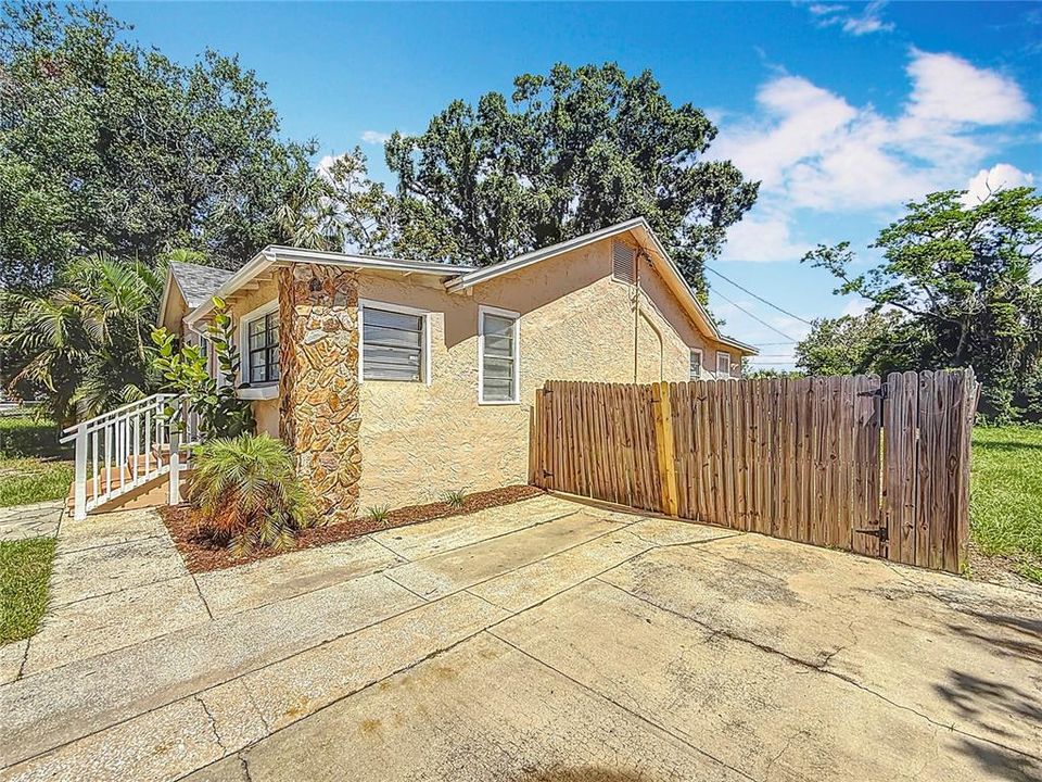 合同活跃: $260,000 (2 贝兹, 1 浴室, 1334 平方英尺)