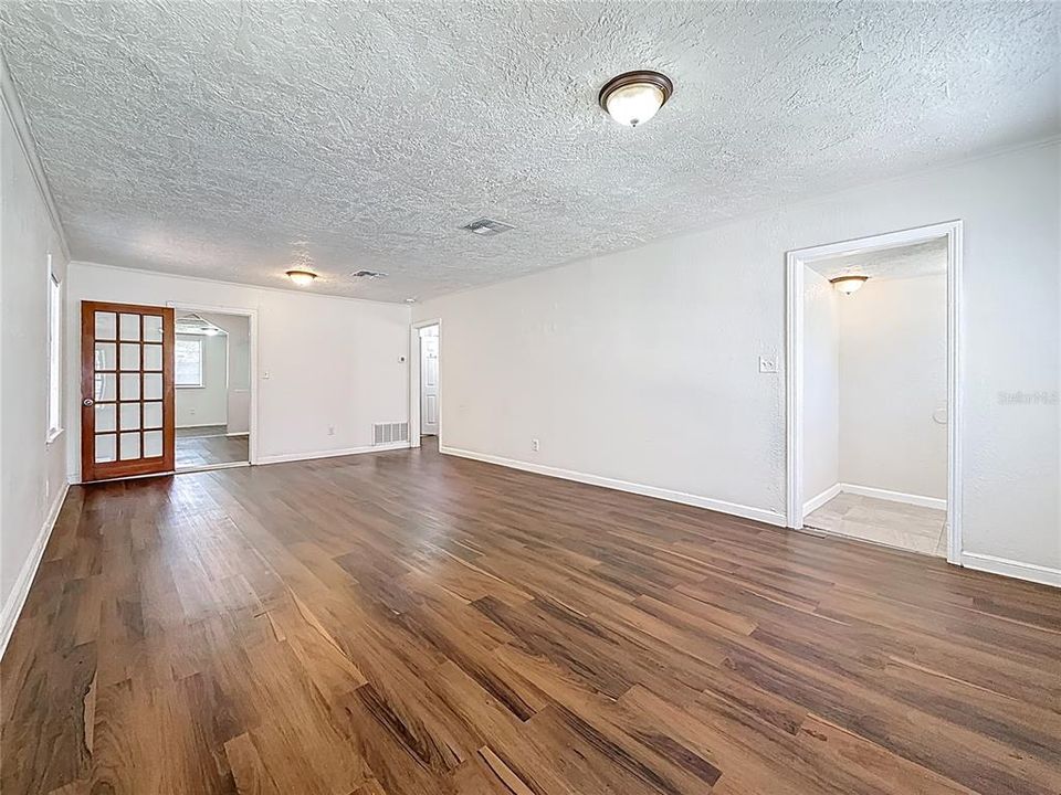 合同活跃: $260,000 (2 贝兹, 1 浴室, 1334 平方英尺)