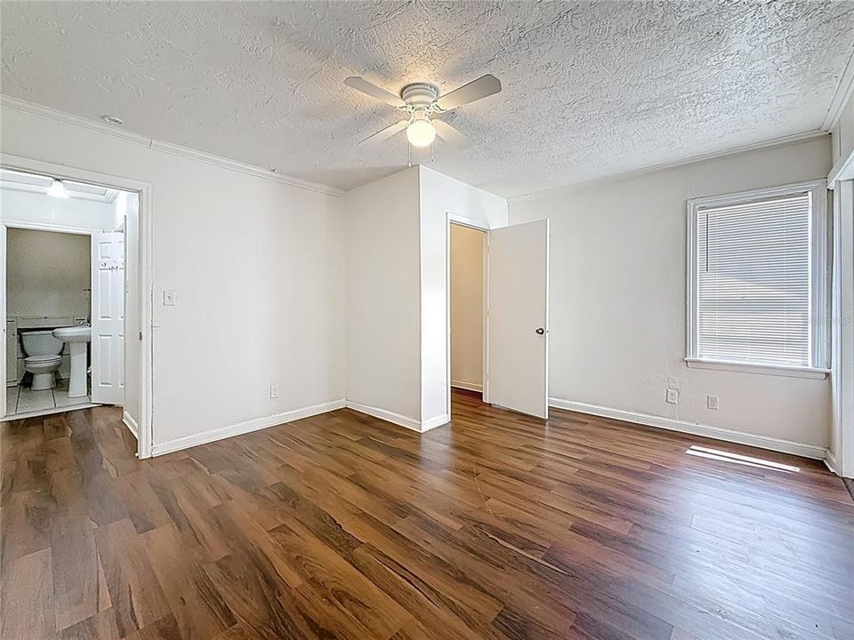 合同活跃: $260,000 (2 贝兹, 1 浴室, 1334 平方英尺)