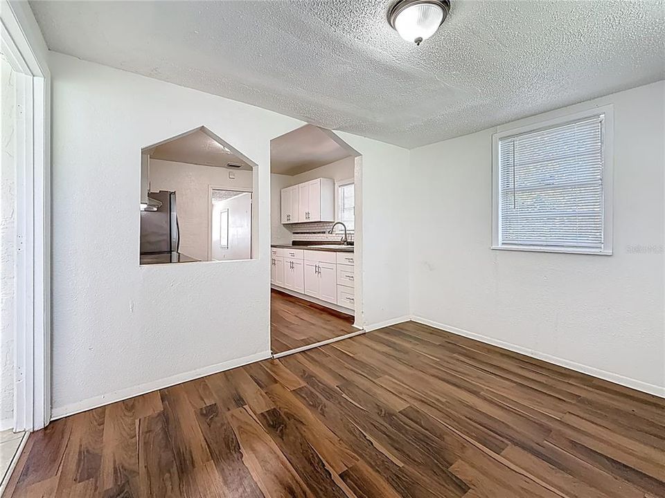 合同活跃: $260,000 (2 贝兹, 1 浴室, 1334 平方英尺)