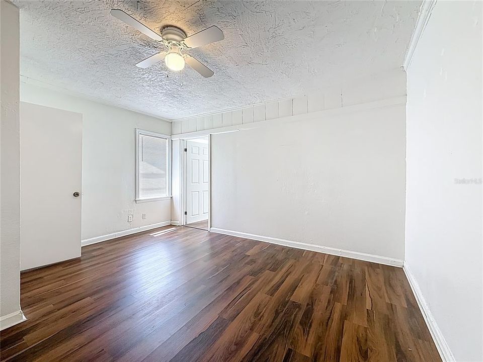 合同活跃: $260,000 (2 贝兹, 1 浴室, 1334 平方英尺)