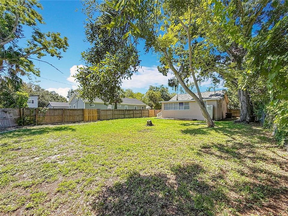 合同活跃: $260,000 (2 贝兹, 1 浴室, 1334 平方英尺)