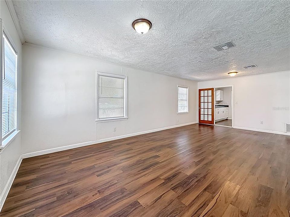 合同活跃: $260,000 (2 贝兹, 1 浴室, 1334 平方英尺)