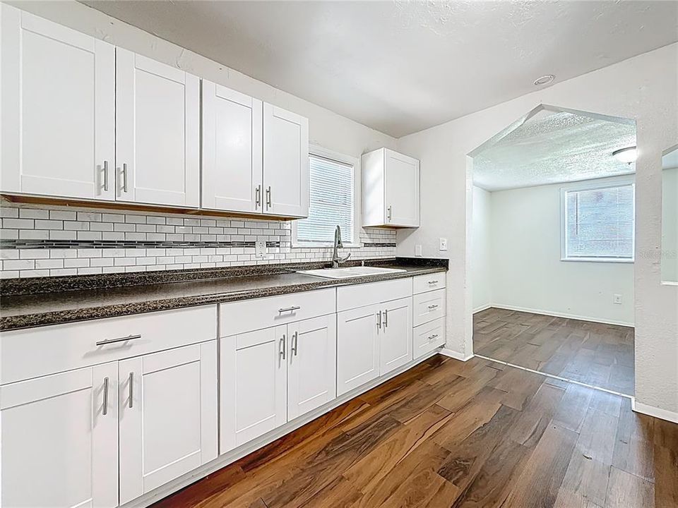 合同活跃: $260,000 (2 贝兹, 1 浴室, 1334 平方英尺)