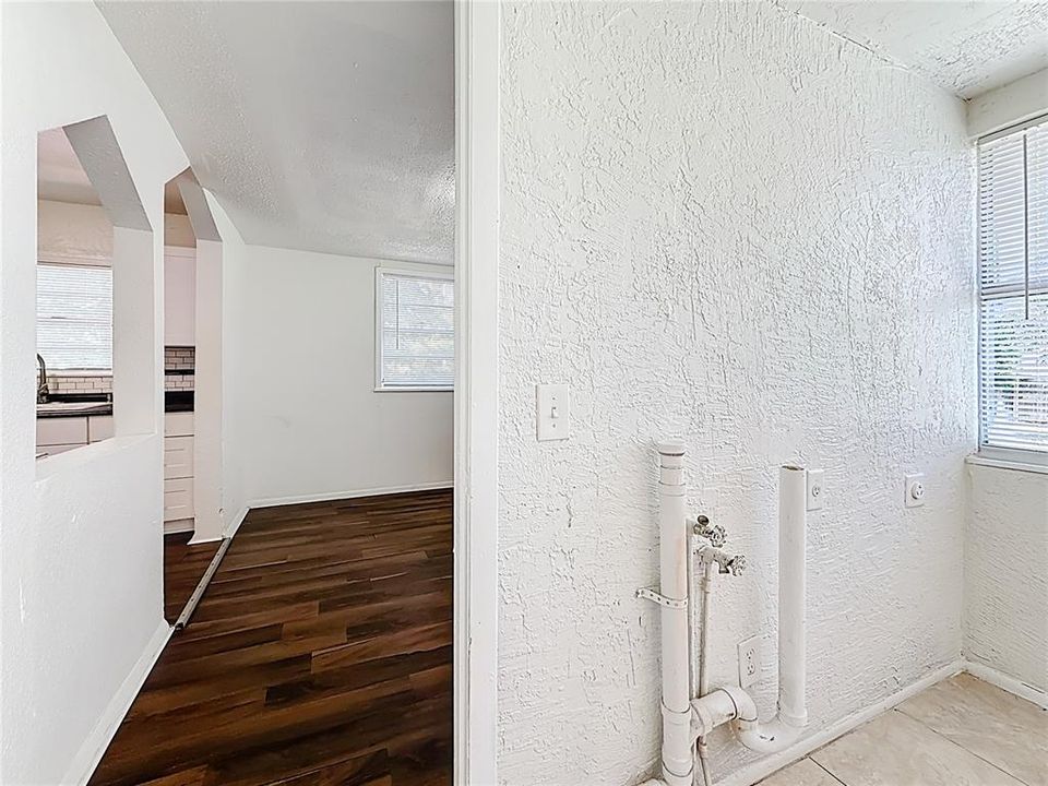 合同活跃: $260,000 (2 贝兹, 1 浴室, 1334 平方英尺)