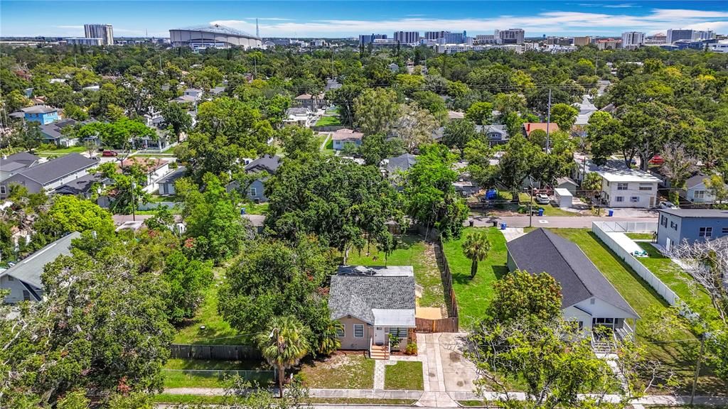 合同活跃: $260,000 (2 贝兹, 1 浴室, 1334 平方英尺)