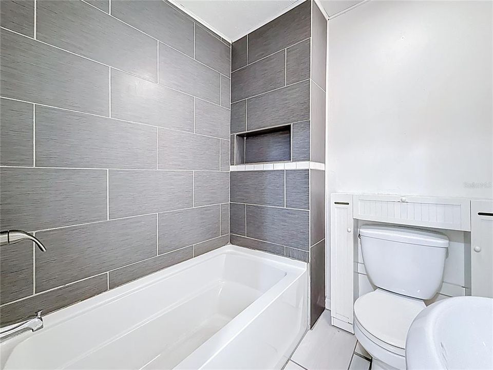 合同活跃: $260,000 (2 贝兹, 1 浴室, 1334 平方英尺)