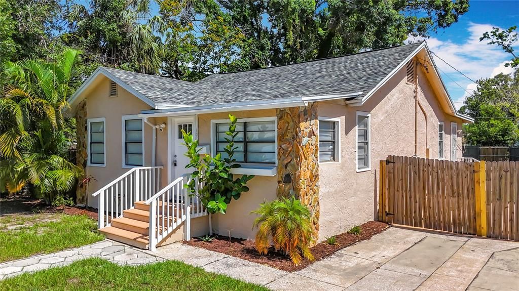 合同活跃: $260,000 (2 贝兹, 1 浴室, 1334 平方英尺)