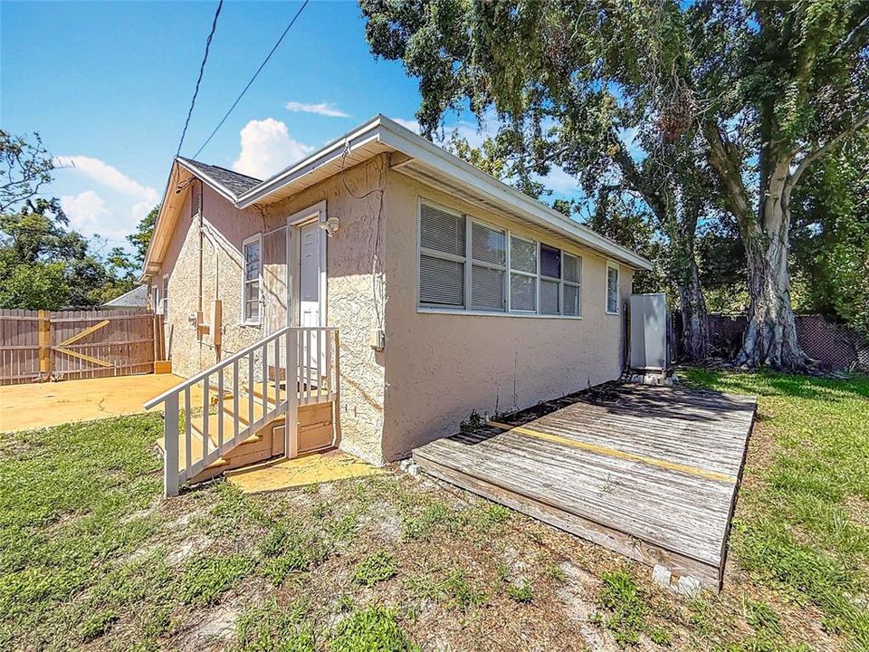 合同活跃: $260,000 (2 贝兹, 1 浴室, 1334 平方英尺)