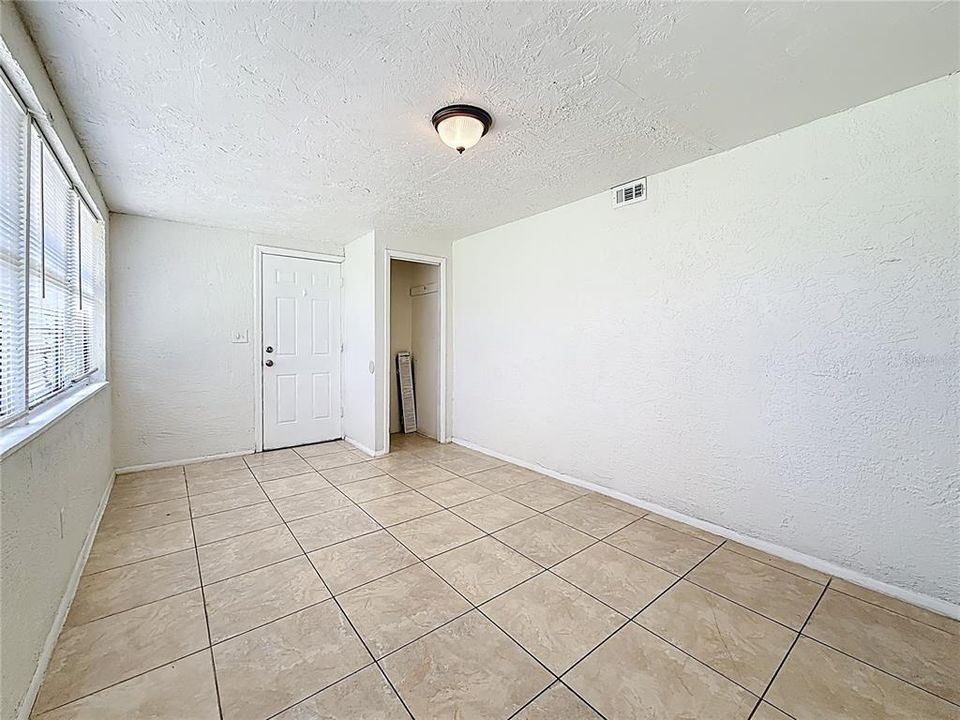 合同活跃: $260,000 (2 贝兹, 1 浴室, 1334 平方英尺)