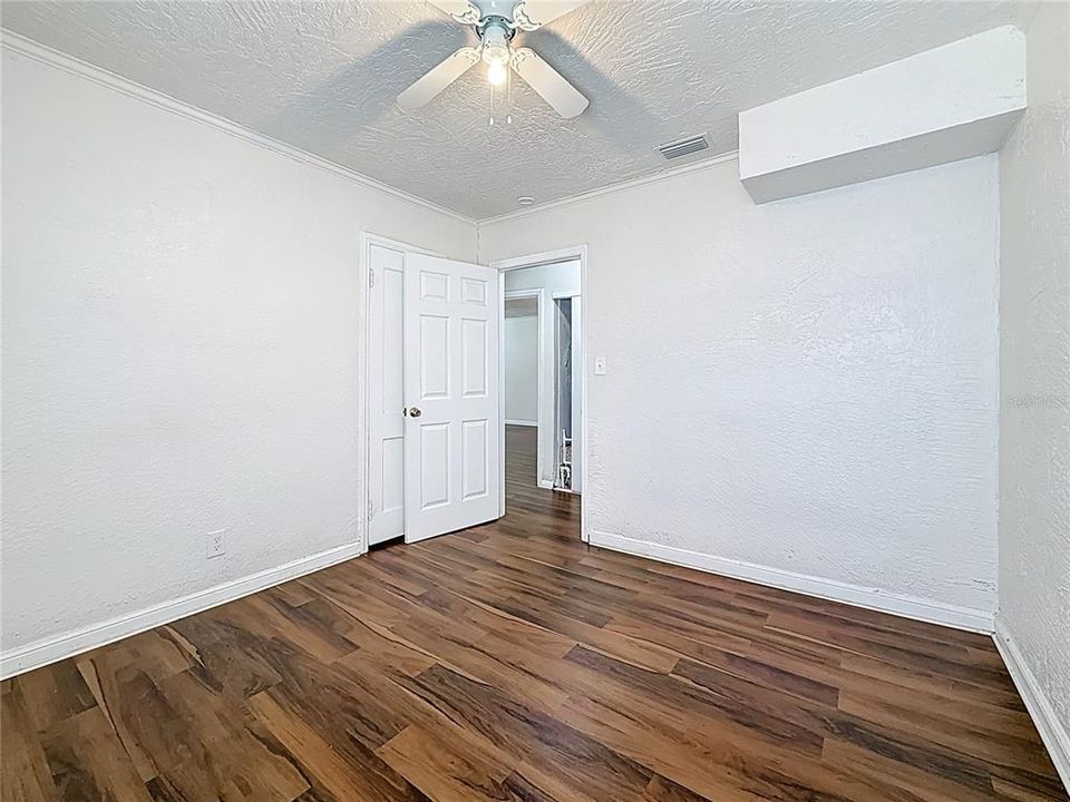 合同活跃: $260,000 (2 贝兹, 1 浴室, 1334 平方英尺)