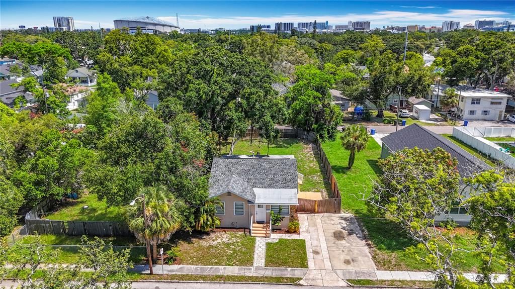 合同活跃: $260,000 (2 贝兹, 1 浴室, 1334 平方英尺)