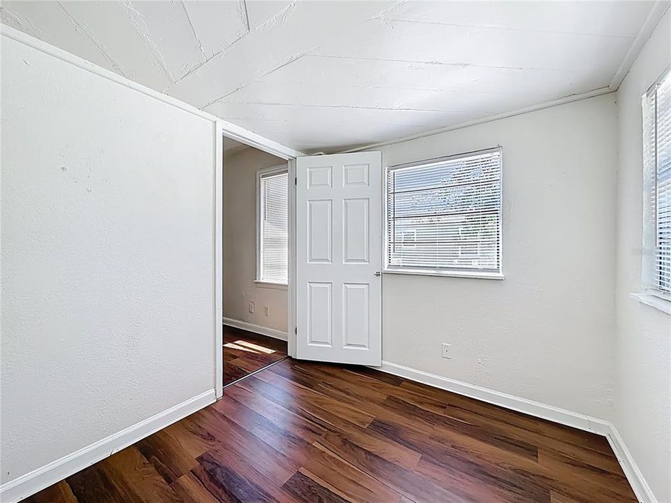 合同活跃: $260,000 (2 贝兹, 1 浴室, 1334 平方英尺)