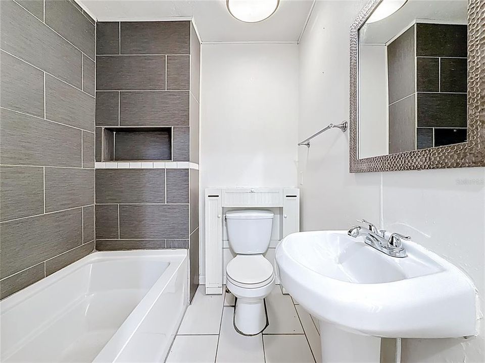 合同活跃: $260,000 (2 贝兹, 1 浴室, 1334 平方英尺)