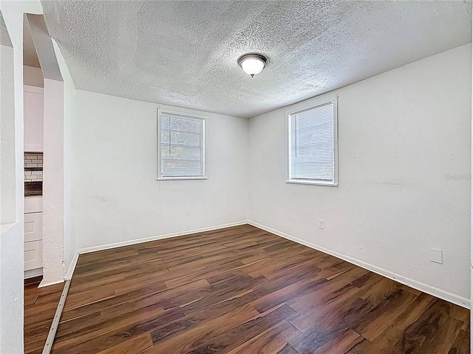 合同活跃: $260,000 (2 贝兹, 1 浴室, 1334 平方英尺)