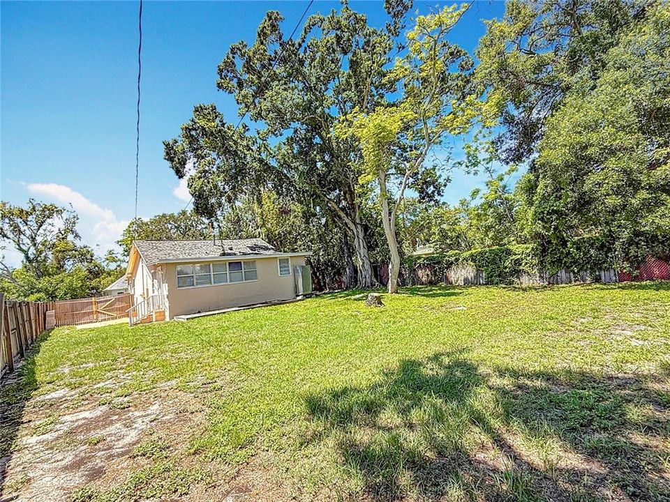 合同活跃: $260,000 (2 贝兹, 1 浴室, 1334 平方英尺)